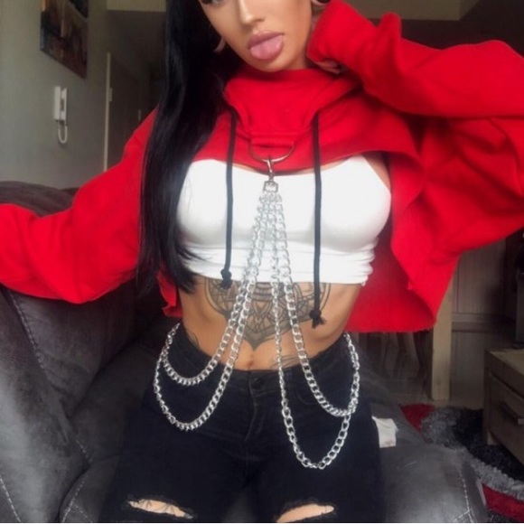 Tops - Red cropped hoodie with chains